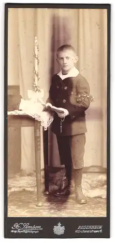 Fotografie X. Simson, Rosenheim, Münchenerstrasse 6, Portrait Junge im Anzug mit Kerze und Buch