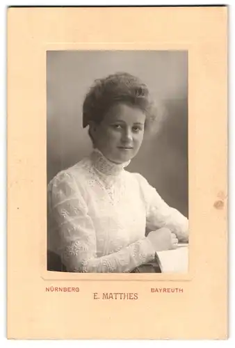 Fotografie E. Matthes, Bayreuth, Portrait junge Dame in hübscher Kleidung