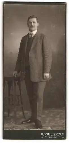 Fotografie Wilh. Boos, Pfarrkirchen, Portrait beleibter Herr im Anzug mit Krawatte