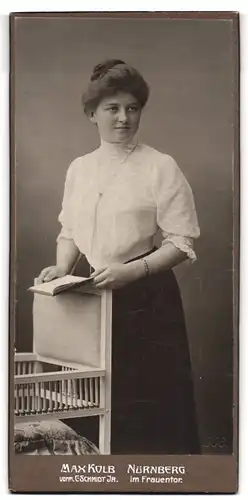 Fotografie Max Kolb, Nürnberg, Portrait junge Dame in weisser Bluse mit einem Buch