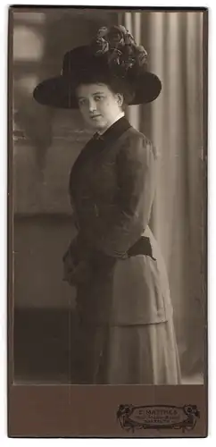 Fotografie E. Matthes, Bayreuth, Portrait junge Dame in modischer Kleidung