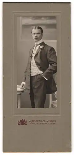 Fotografie Alfr. Ortloff, Ansbach, Portrait junger Herr im Anzug mit Krawatte