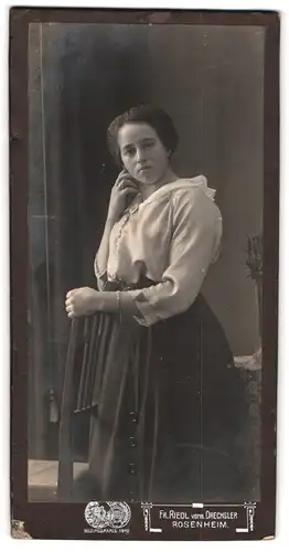 Fotografie Fr. Riedl vorm. Drechsler, Rosenheim, Portrait junge Dame in hübscher Bluse und Rock