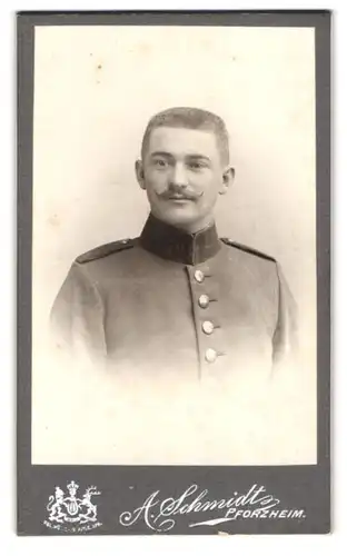 Fotografie A. Schmidt, Pforzheim, Enzstrasse 7 1 /2, Soldat in Uniform mit Schnauzer im Portrait