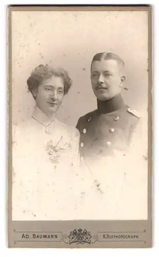 Fotografie Ad. Baumann, Frankfurt a. M., Bleichstrasse 70, Soldat in Uniform mit Mittelscheitel nebst Gattin