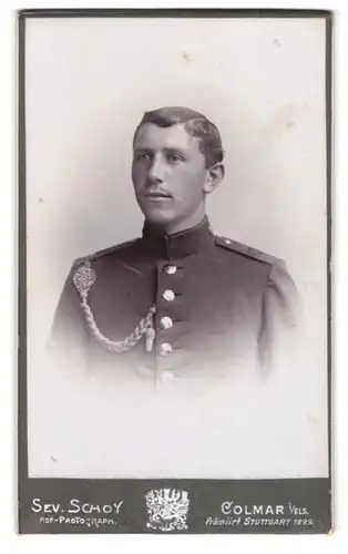 Fotografie Sev. Schoy, Colmar i. Els., Stanislausstrasse 4, Soldat in Uniform mit Schützenschnur im Portrait