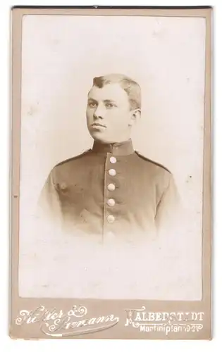 Fotografie Köhler & Saemann, Halberstadt, Martiniplatz 19-21, Junger Soldat in Uniform im Portrait