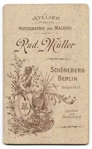 Fotografie Rud. Müller, Berlin-Schöneberg, Sedan-Strasse 1, Gardesoldat in Uniform mit Schirmmütze