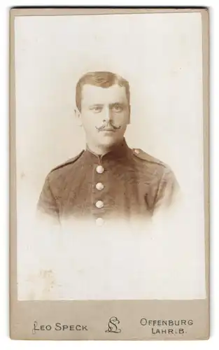 Fotografie Leo Speck, Offenburg, Soldat in Uniform mit Seitenscheitel