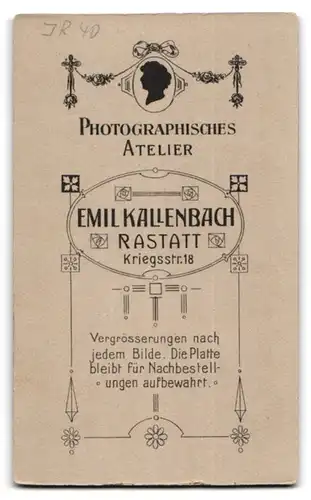 Fotografie Emil Kallenbach, Rastatt, Kriegsstrasse 18, Junger Soldat in Uniform mit Schützenschnur und Schirmmütze