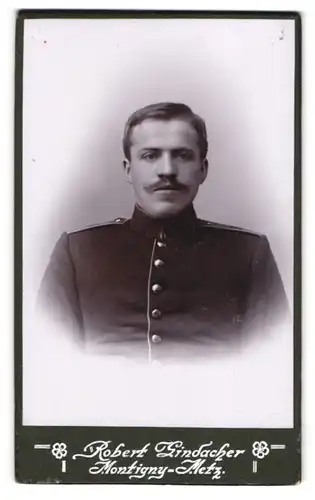 Fotografie Robert Gindacher, Montigny-Metz, Chaussee-Strasse 3, Soldat in Uniform mit tumben Blick