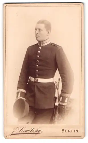 Fotografie F. Lawitzky, Berlin, Behrenstrasse 21, Einjährig Freiwillig Dienender in Uniform mit Portepee und Bajonett