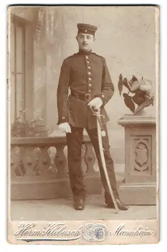 Fotografie Herm. Klebusch, Mannheim, O 4.5., Soldat in Uniform mit Krätzchen und Säbel