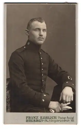 Fotografie Franz Ehrlich, Dresden, Königsbrückerstrasse 105, Soldat mit pomadisiertem Haar im Portrait