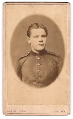 Fotografie August Lorenz, München, Schillerstrasse 4, Junger Soldat in Uniform Rgt. 1