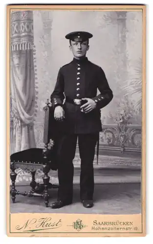 Fotografie N. Hust, Saarbrücken, Hohenzollernstrasse 19, Portrait eines Soldaten in Uniform mit Bajonett