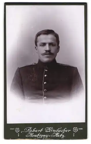 Fotografie Robert Gindacher, Montigny-Metz, Chausseestrasse 3, Soldat in Uniform mit Schnauzbart und tumben Blick