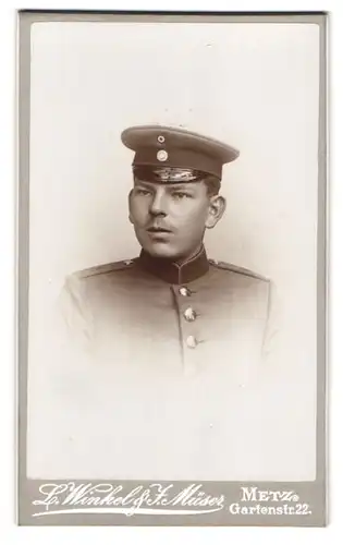 Fotografie L. Winkel & F. Müser, Metz, Gartenstrasse 22, Junger Soldat in Uniform mit Schirmmütze