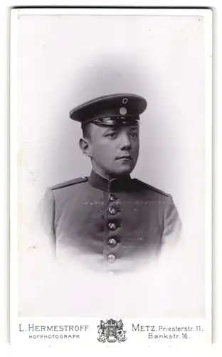 Fotografie L. Hermestroff, Metz, Priesterstrasse 11, Junger Soldat in Uniform mit Schirmmütze