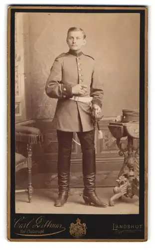 Fotografie Carl Dittmar, Landshut, Rauchender Soldat in Uniform mit Säbel und Portepee