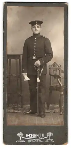 Fotografie G. Reinhold, Riesa /Elbe, Junger Soldat in Uniform mit Säbel im Portrait