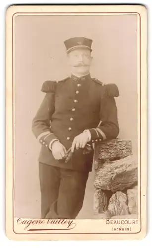 Fotografie Eugene Vuilley, Beaucourt, Offizier des 95. mit Krätzchen in lässiger Pose mit Epauletten