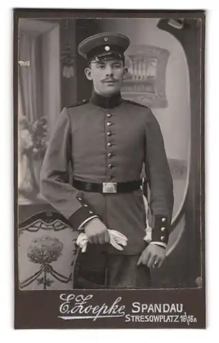 Fotografie E. Zoepke, Berlin-Spandau, Stresowplatz 16 /16a, Soldat in Uniform mit Bajonett und Segelohren