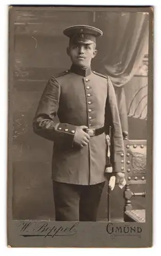 Fotografie W. Boppel, Gmünd, Soldat in Uniform mit Bajonett und Portepee