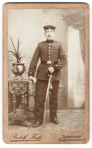 Fotografie Rudolf Theiss, Darmstadt, Elisabethenstrasse 42, Soldat in Uniform mit Säbel und Krätzchen