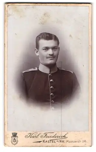 Fotografie Karl Friedrich, Kastel a. Rh., Mainzerstrasse 34, Junger Soldat mit freundlichen Lächeln