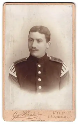 Fotografie Georg Hauser, Mainz, Bingerstrasse 1, Soldat des Musik-Korps mit Scheitel, Schwalbennest