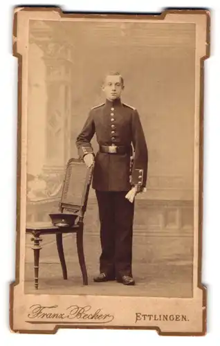 Fotografie Franz Becker, Ettlingen, Junger Kadett in Uniform im Portrait