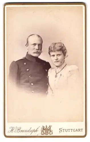 Fotografie H. Brandseph, Stuttgart, Marienstrasse 36, Soldat in Uniform nebst Gattin im Portrait