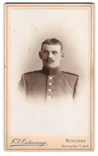 Fotografie F. X. Ostermayer, München, Karlsplatz 6, Soldat in Uniform mit Segelohren und tumben Blick