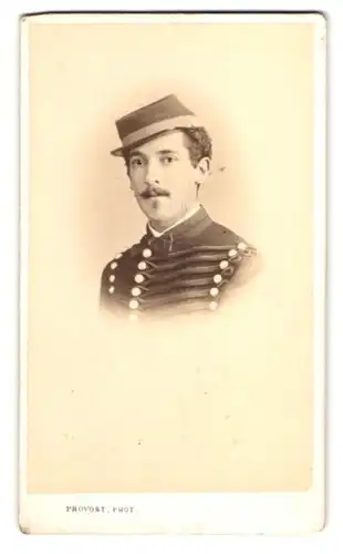 Fotografie Provost, Toulouse, Rue Lafayette 23, Husar mit Mütze im Portrait, Moustache