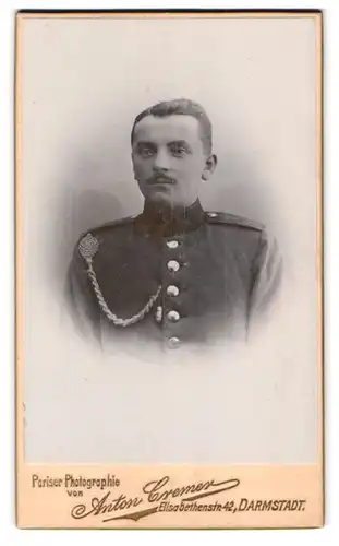 Fotografie Anton Cremer, Darmstadt, Elisabethenstrasse 42, Junger Soldat in Uniform mit Schützenschnur im Portrait