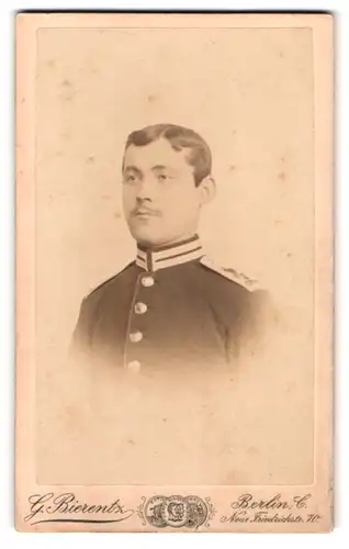 Fotografie G. Bierentz, Berlin, Neue Friedrich-Strasse 70, Junger Gardesoldat in Uniform mit pomadisiertem Haar