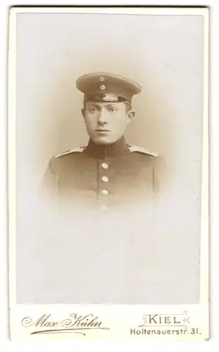 Fotografie Max Kühn, Kiel, Holtenauerstrasse 31, Soldat in Uniform mit Schirmmütze im Portrait
