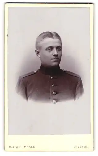Fotografie H. J. Wittmaack, Itzehoe, Bergstrasse 1a, Soldat des 9. Reg. in Uniform mit Mittelscheitel