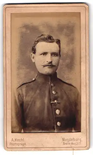 Fotografie A. Hecht, Magdeburg, Breite Weg 207, Soldat in Uniform mit feinem Schnauzbart und Tolle im Haar