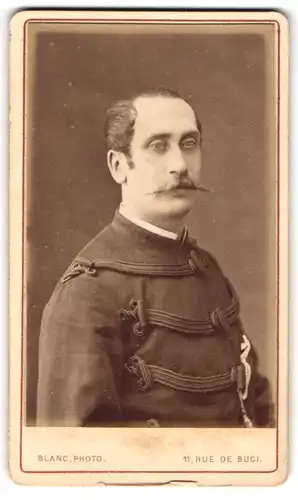 Fotografie Blanc Photo, Paris, Rue de Buci 11, Gestandener Husar in Uniform mit Schnauzbart