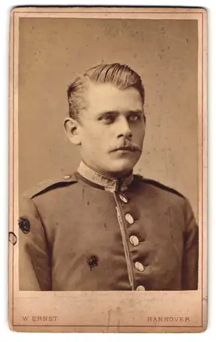 Fotografie W. Ernst, Hannover, Anger-Strasse 13a, Blonder Soldat in Uniform mit Seitenscheitel im Portrait