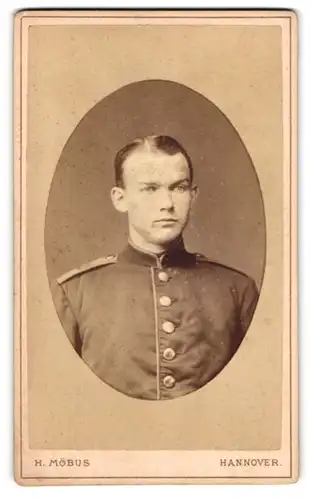 Fotografie H. Möbus, Hannover, Augustenstrasse 15, Soldat in Uniform mit pomadisierten Haaren