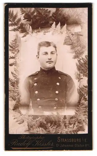 Fotografie Rudolf Kissler, Strassburg i. E., St. Johannes-Staden 1, leicht dicklicher Soldat in Uniform im Portrait