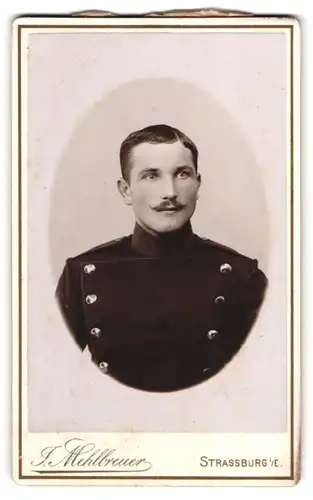 Fotografie J. Mehlbreuer, Strassburg i. E., Steinwallstrasse 56, Ulane in Uniform mit Schnauzbart im Portrait