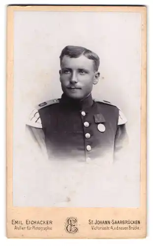 Fotografie Emil Eichhacker, St. Johann-Saarbrücken, Victoriastrasse 4, Junger Soldat des Musik-Korps mit Orden