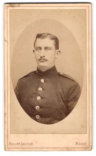 Fotografie Philipp Sautier, Mainz, Gartenfeldstrasse 15, Soldat in Uniform mit hängendem Augenlid