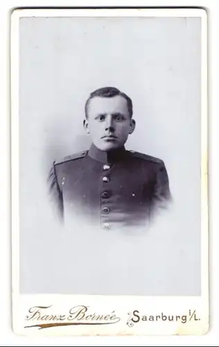 Fotografie Franz Bornée, Saarburg i. L., Langstrasse 42, Soldat des 97. Rgt. in Uniform im Portrait