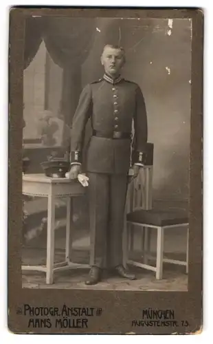 Fotografie Hans Möller, München, Augustenstrasse 75, Junger Gardesolat in Uniform im Portrait