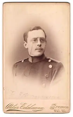 Fotografie Atelier eckelmann, Bremen, Wall 160, Soldat in Uniform mit Zwicker im Portrait